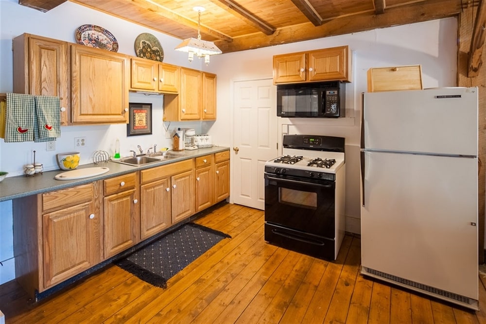 Bove Cottage 2-limit 6 2 Bedroom Cottage by RedAwning view 3