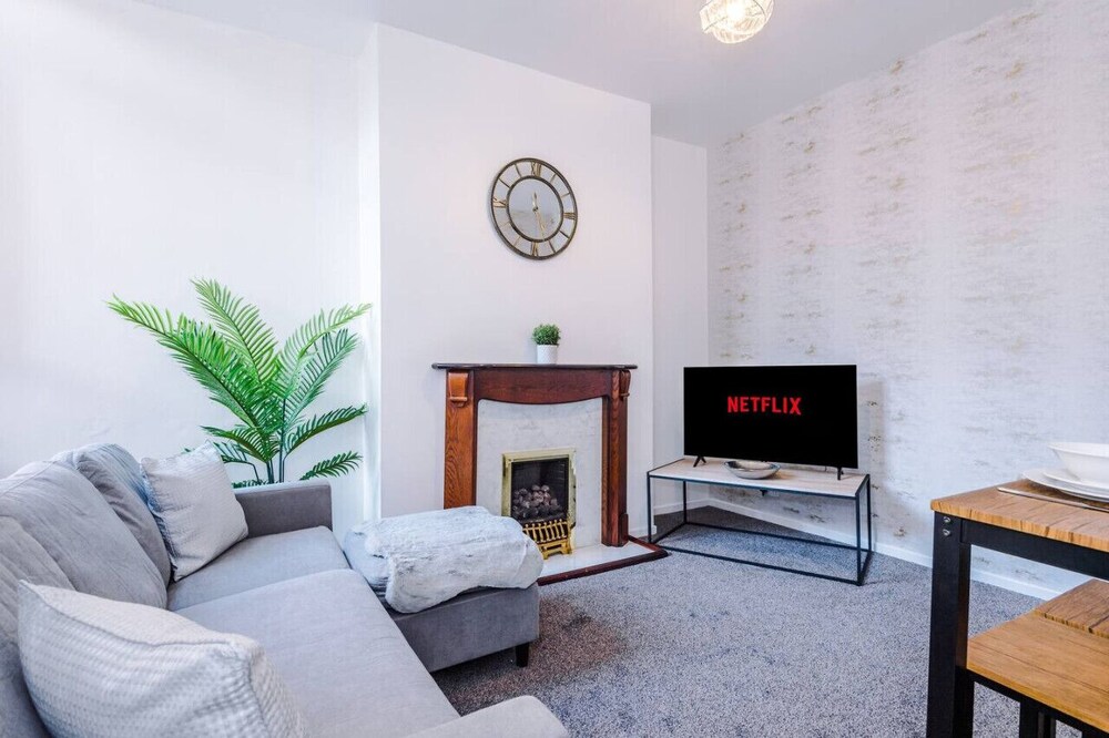 Comfy Four Bedroom House with parking