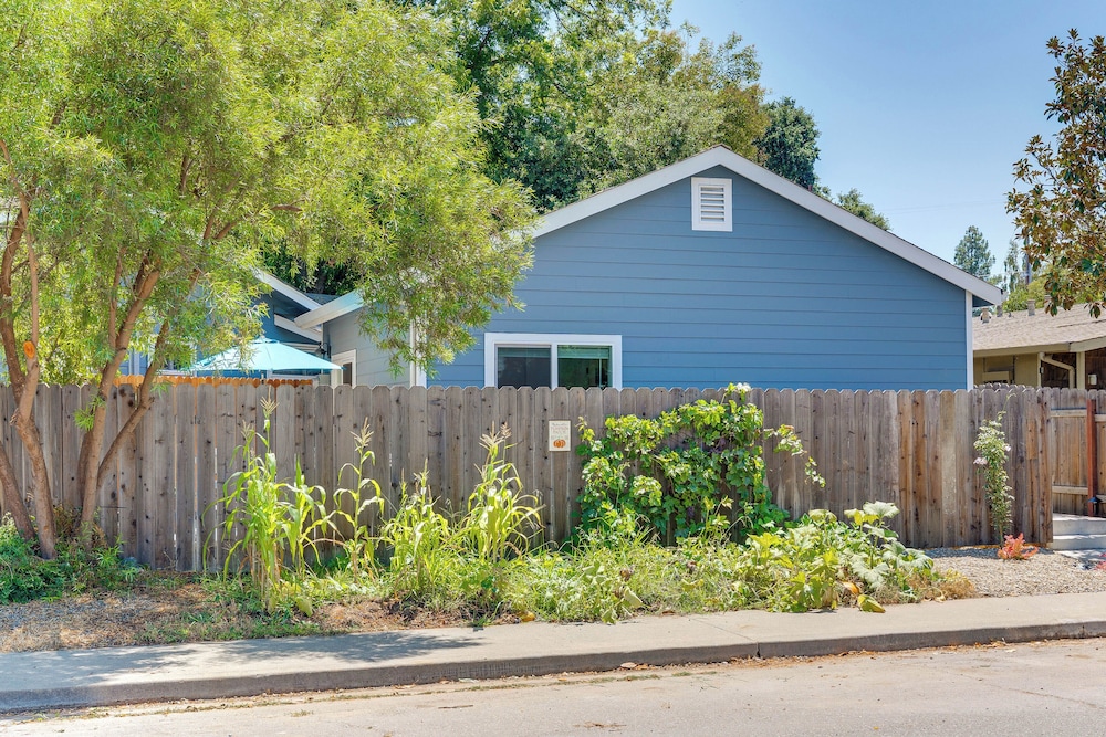 3 Mi to UC Davis: Retreat w/ Furnished Patio!
