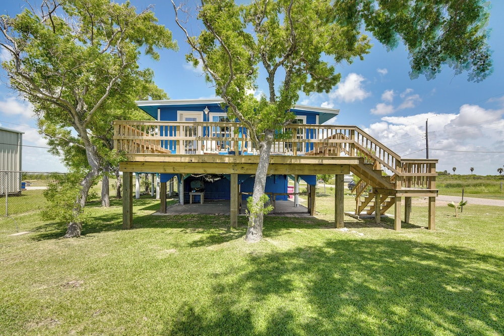 2 Mi to Public Beach: Pet-friendly Freeport Home!