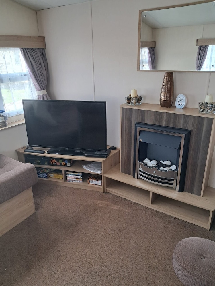 3 Bed Caravan - Sleeps 8 - Pets - Parking - Wifi