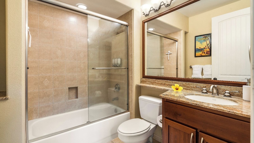 Spacious Ground Floor End Unit - Walk to Beach & Shopping - Vrkcv
