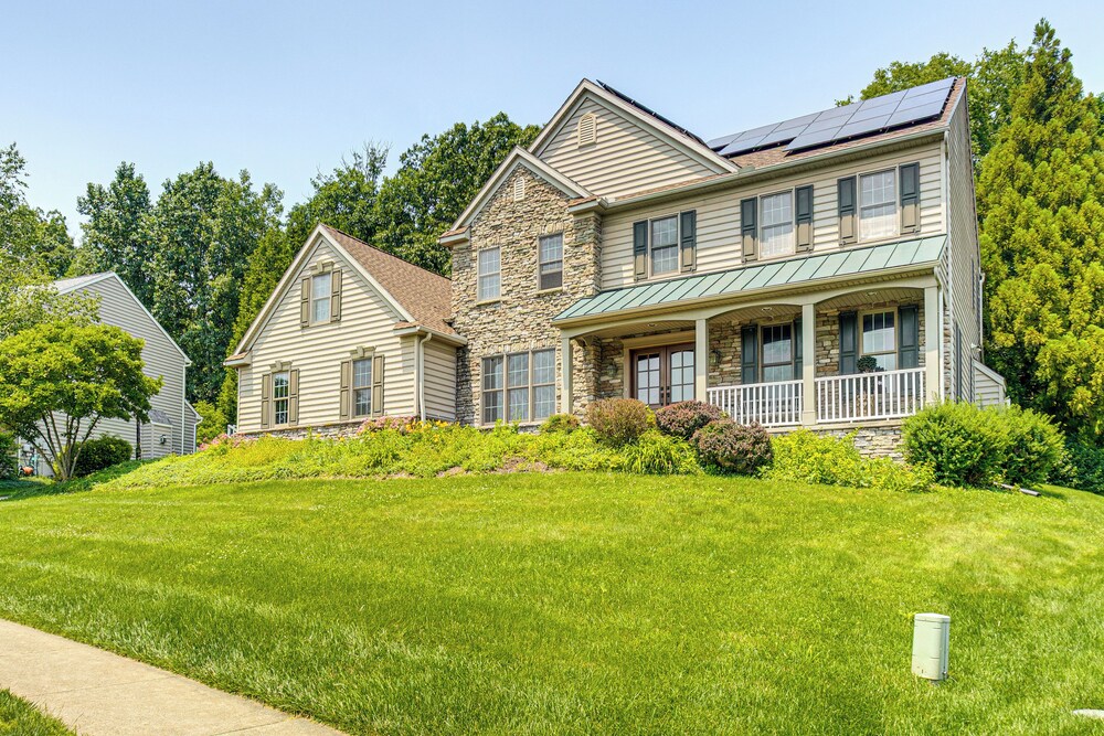 5 Mi to Dtwn York: Spacious Family Home