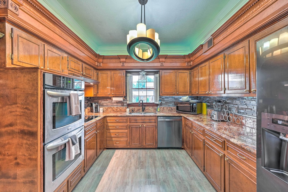 Spacious Memphis Home < 3 Mi to Graceland! view 4