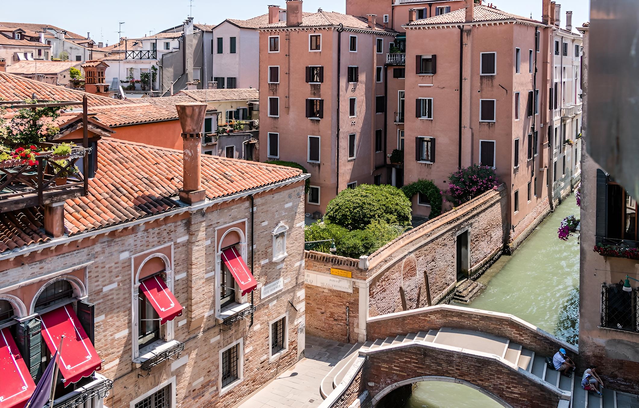 20 Windows on Venice