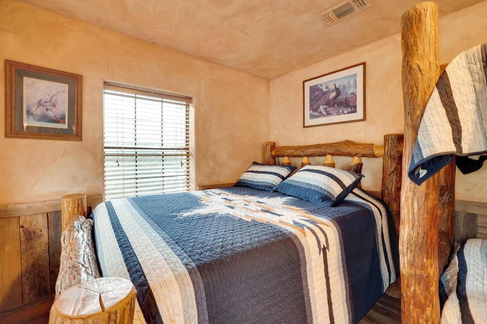 Rural Texas Villa w/ Hot Tub - Horses Welcome! view 4