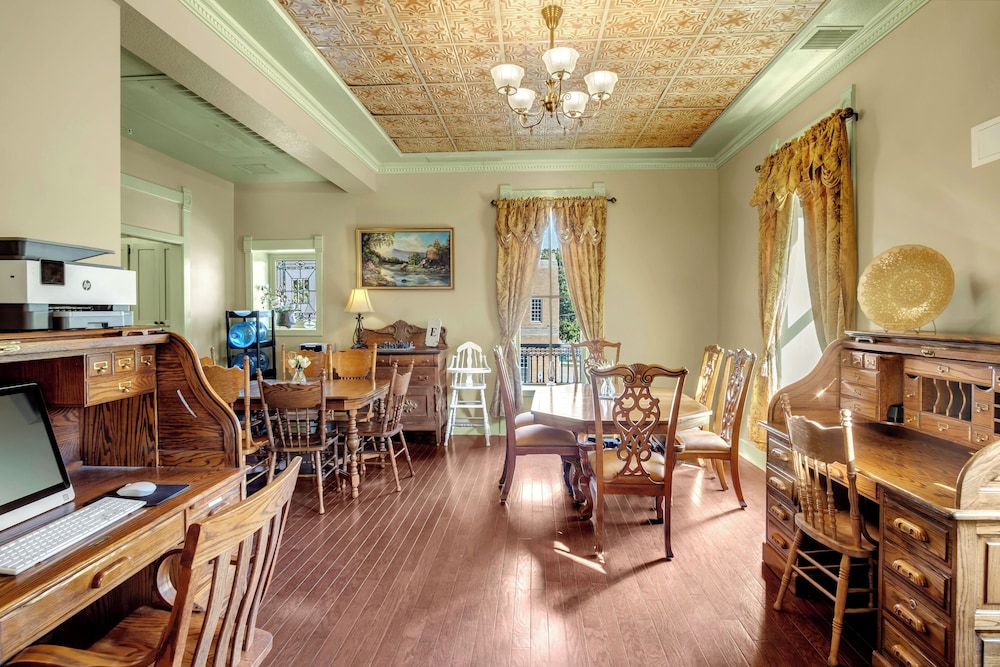 Historic Elgin Hotel