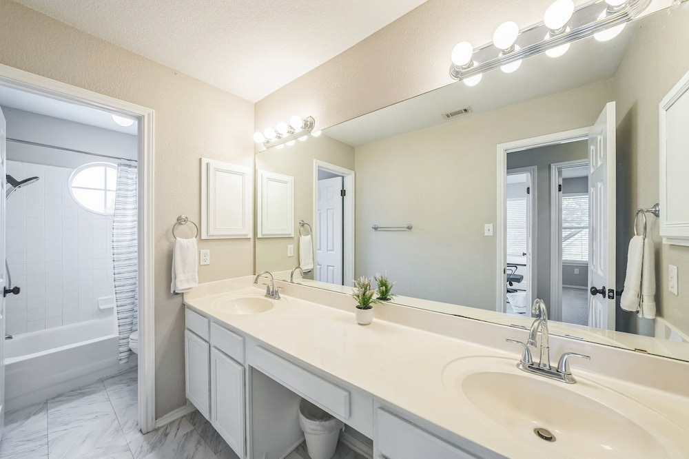Modern 4br Gem Chic Comfort In Austin 4 Bedroom Home