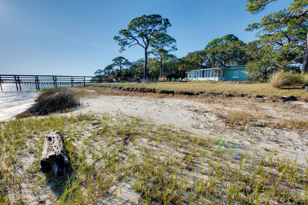 Relax & Refresh: Waterfront Cottage in Panacea