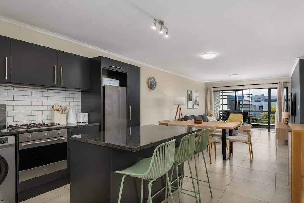 Modern 2 Bed Century City Apartment, Pool + Braai
