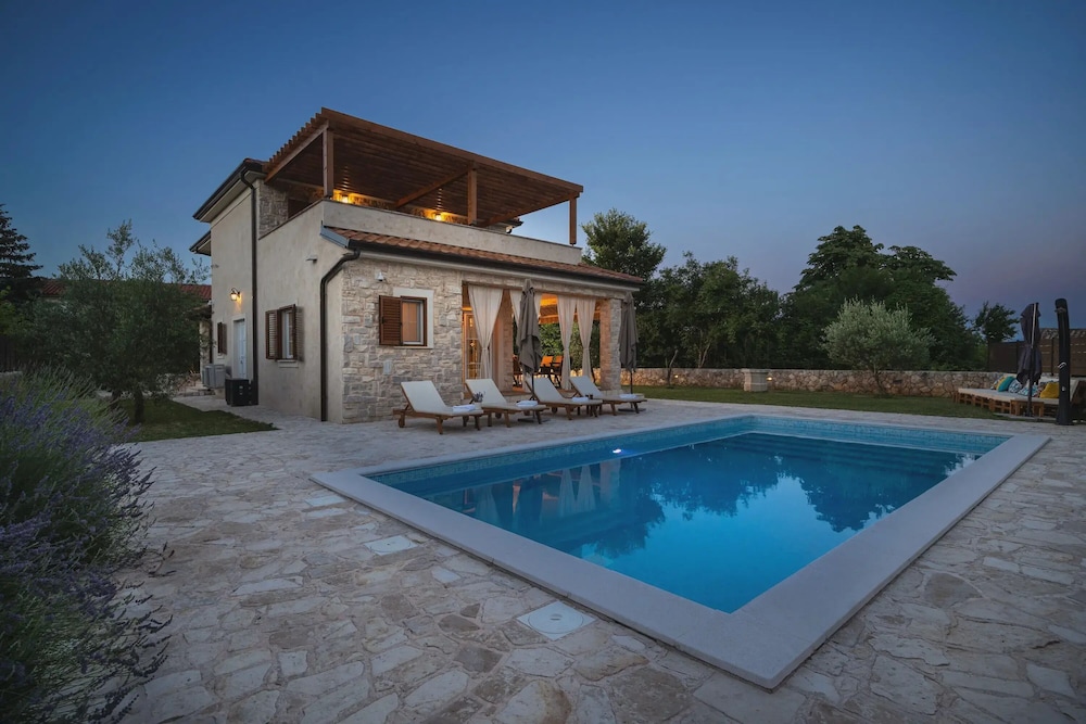 Sunflower Luxury Apartment