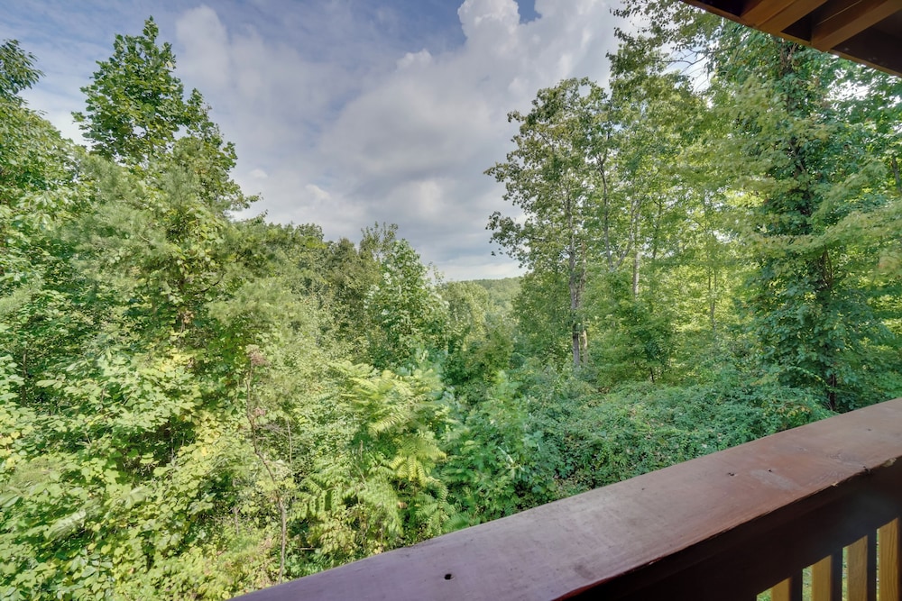 Hot Tub & Deck! 'bear Hugs Cabin' Near Gatlinburg