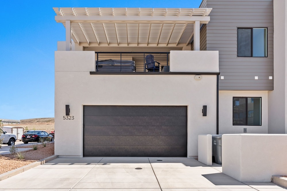 Red Desert Oasis 5 Bedroom Home