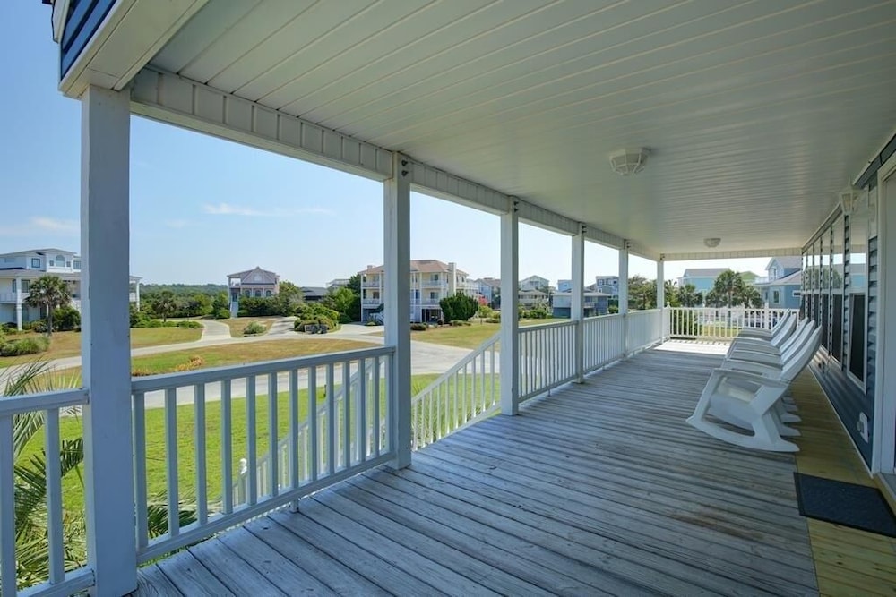 Long Grass 5 Bedroom Home by RedAwning