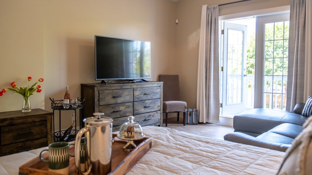 Kelowna Bed & Breakfast (CHATHAM HOUSE)