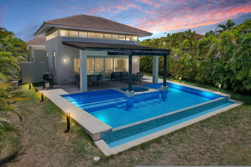 Luxury Golf Villa in Bavaro Cocotal Palma Real Pool Jacuzzi Staff