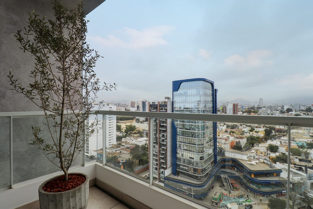 Elegant 3BR Duplex With Balcony in Miraflores