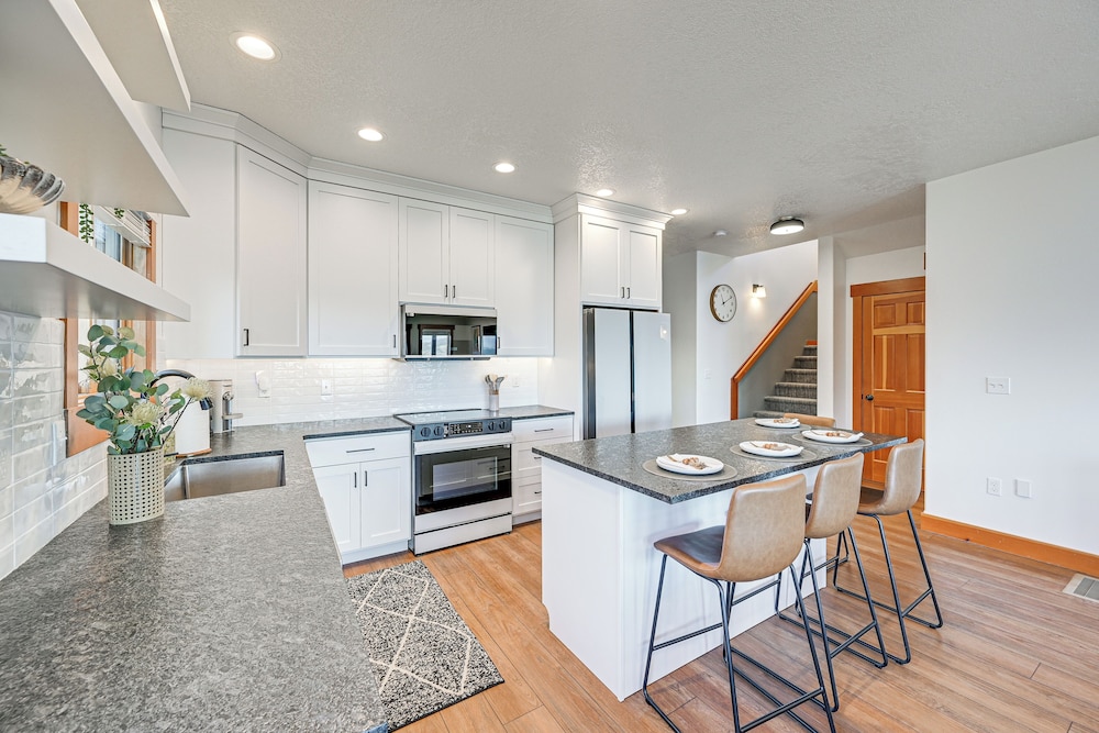 Walk to Flathead Lake: Polson Home w/ Balcony