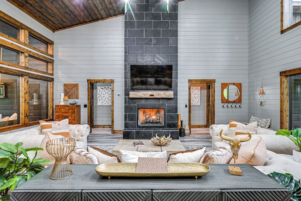 Luxe Broken Bow Vacation Rental: Hot Tub & Pets OK