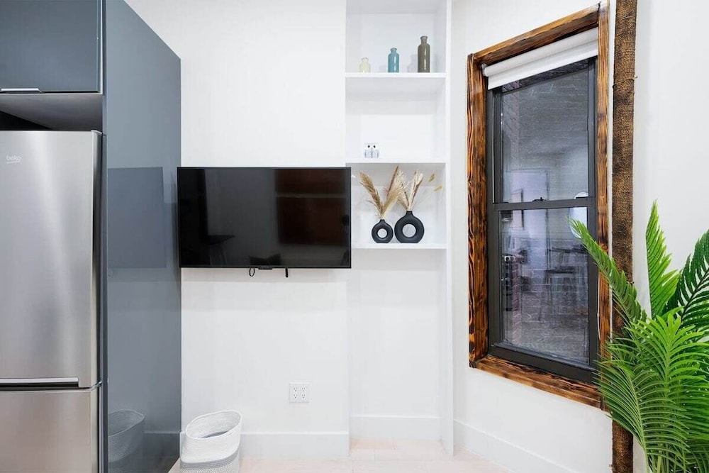 48 Midtown West Apt