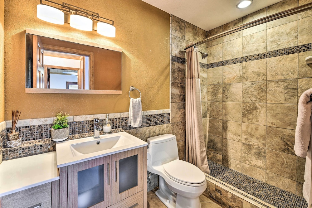 Chic Joshua Tree Pad w/ Mountain Views  Hot Tub - Property Image 18