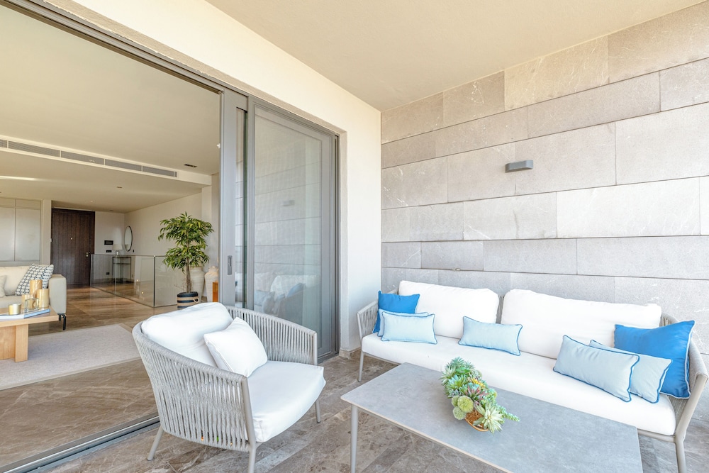 3-Bedroom Beachfront Villa with Hotel Amenities