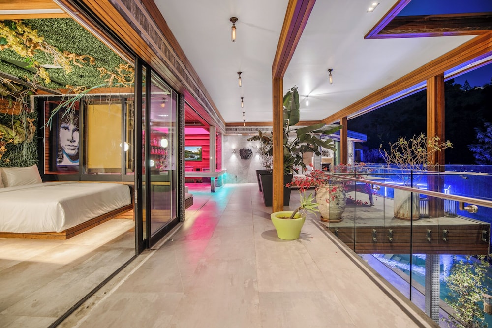Villa Kaleida - Sleek Modern Sunset Villa With Eclectic Style & Infinity Pool