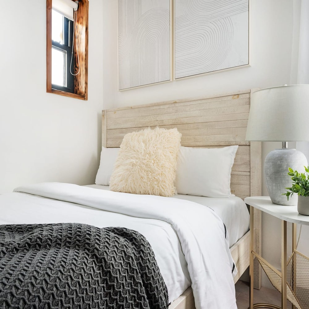 48-4fe 2BR Prime Midtown West