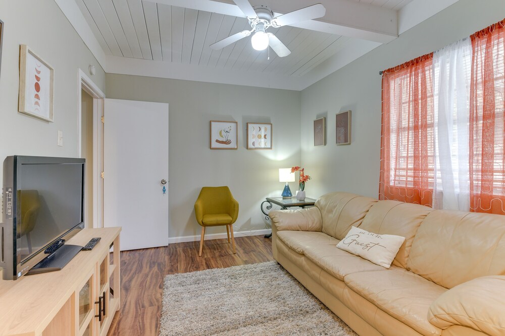 < 1 Mi to Pleasure Pier: Unit in Galveston!