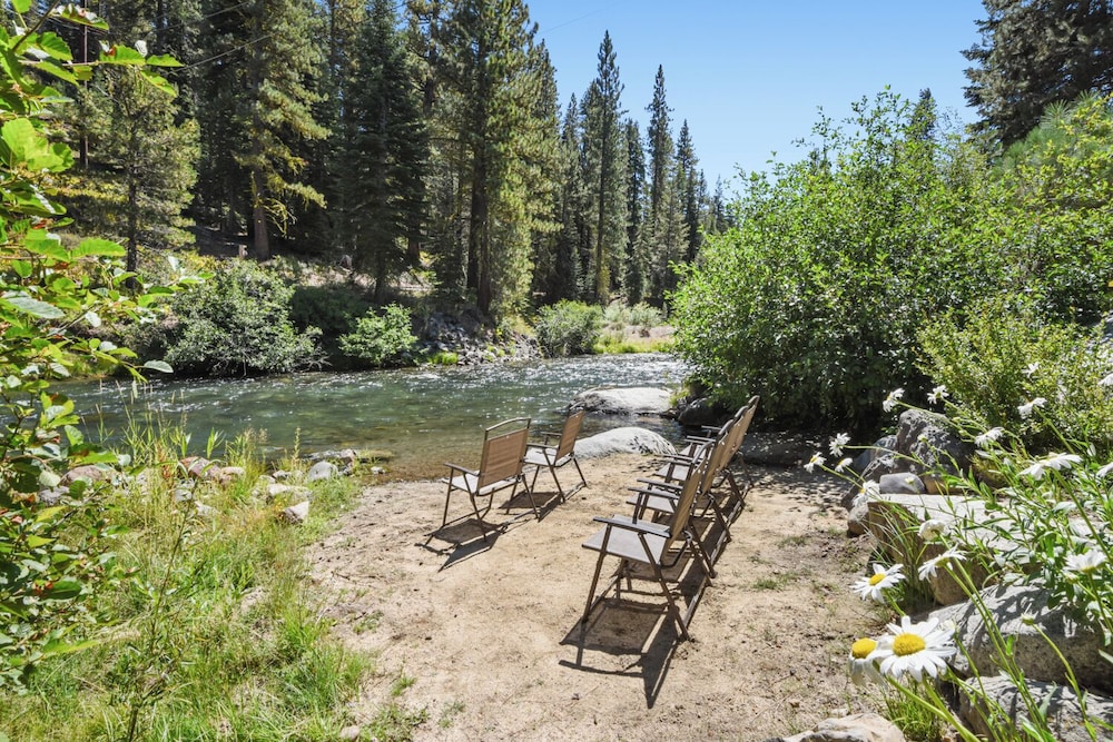Joy on the River Stunning Waterfront Home for 10