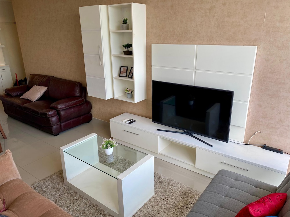 Apartment with Pool, Gym & A/C (507)