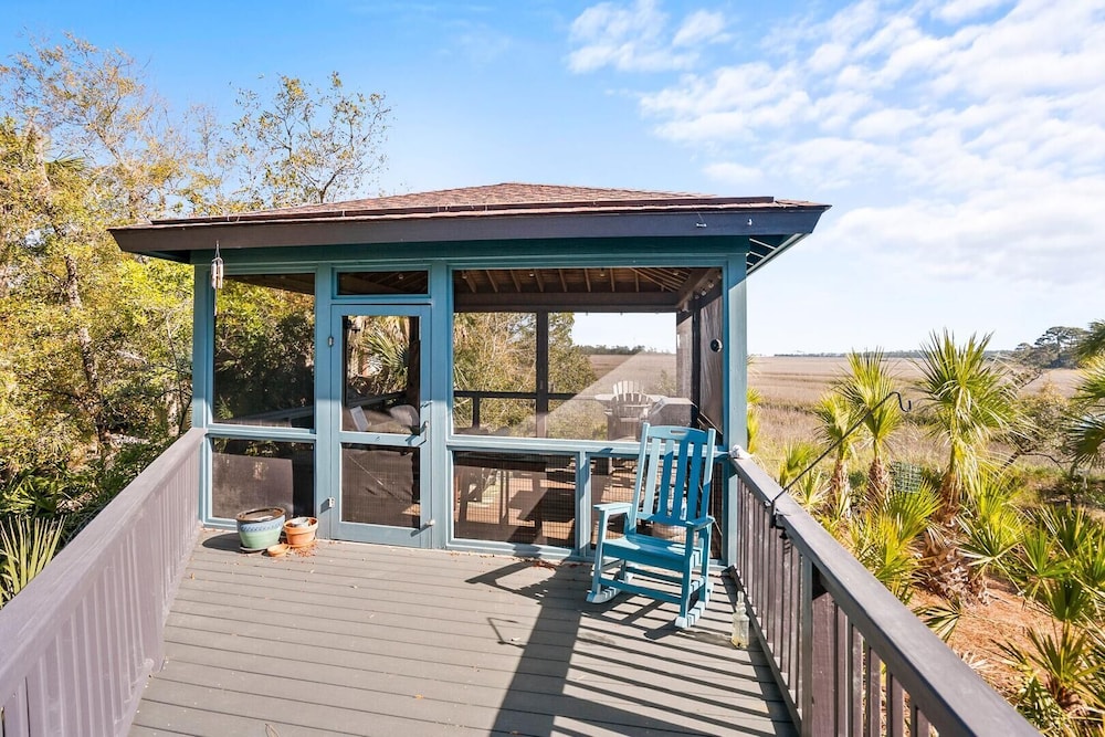 Charming 2-bed, 2-bath Home, Resort Access and Golf Cart Included!