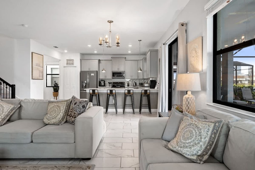 Luxury Decor 6BR at Storey Lake Sleeps 16 Sl2945