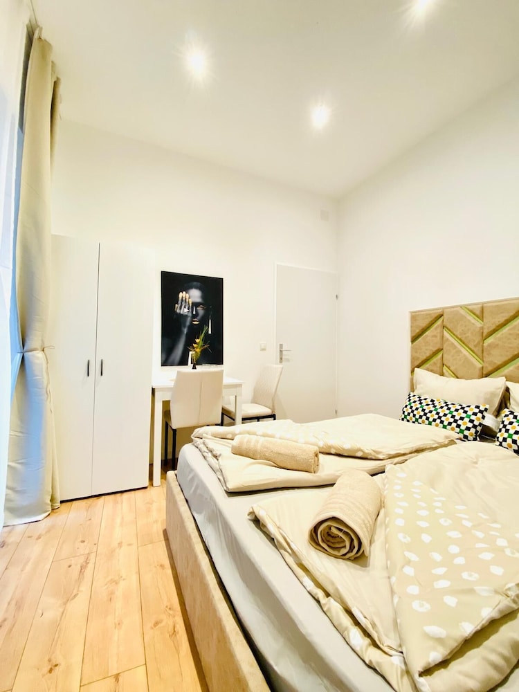 Comfy and Scenic 4BR Stay in Ottakring