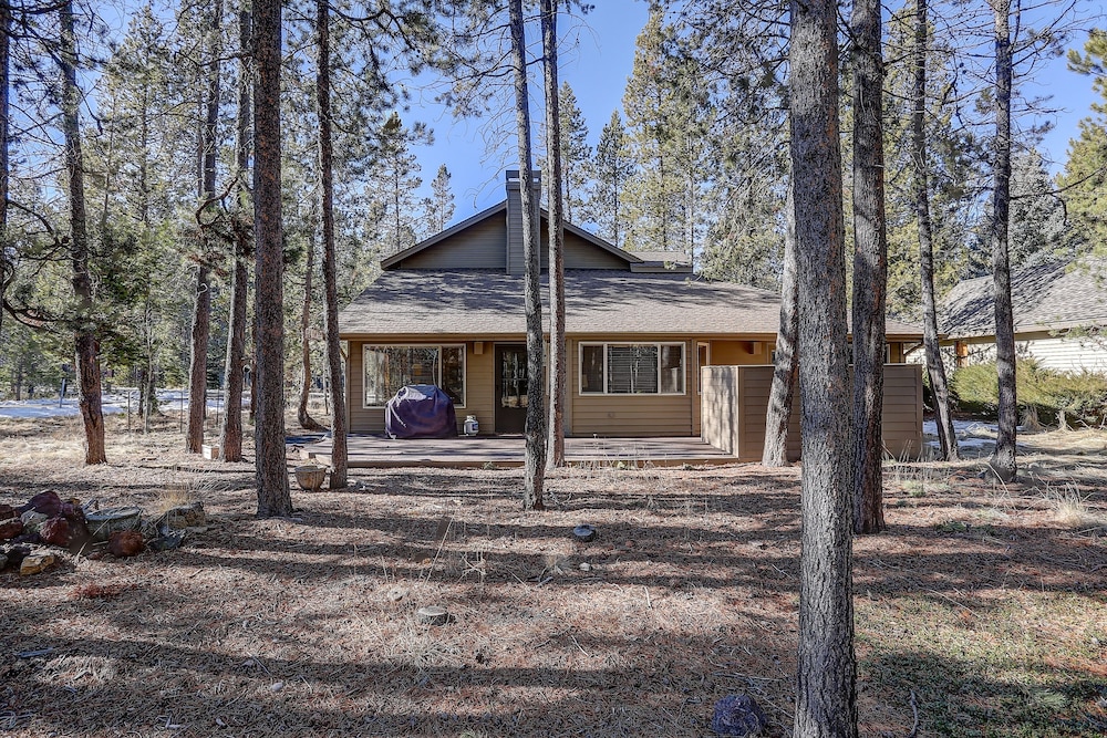 Newly Remodeled 27 Gannet Home Features Kayaks, Bikes, and Hot Tub by Redawning in Bend, US