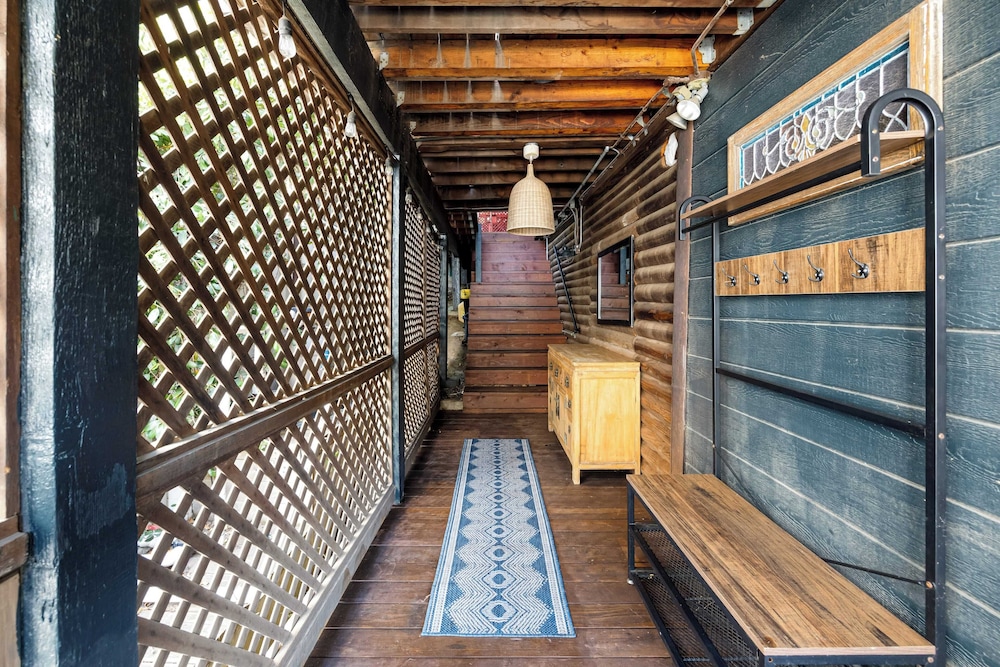 Chic LA Hideaway w/ Soaking Tub, Firepit Lounge & Tranquil Backyard