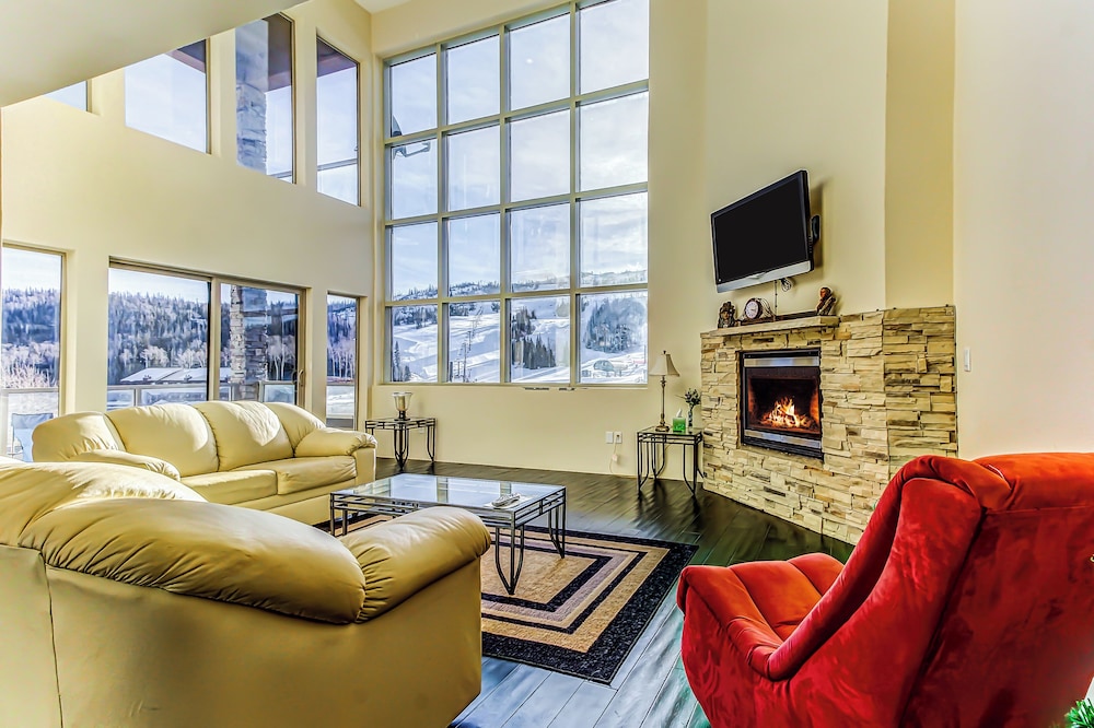 Modern 1BR Mountain View Balcony Steps to Lift