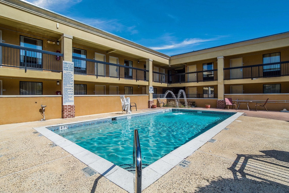 Statesboro Vacations - Quality Inn  Suites Conference Center Statesboro Historic District - Property Image 10