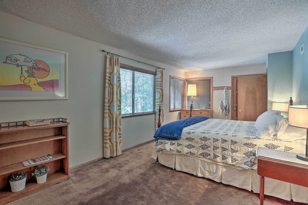 Spacious Family Cabin < 1 Mi to Lake Gregory! view 3
