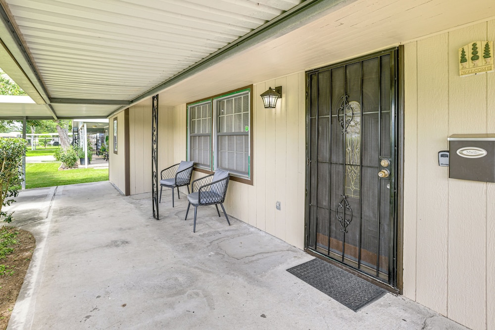 7 Mi to Dtwn Houston: Family Home w/ Patio & Yard