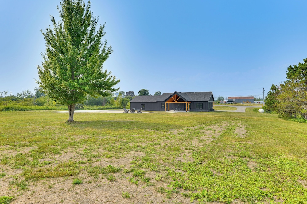 3 Mi to St Lawrence River: Spacious Ranch Home