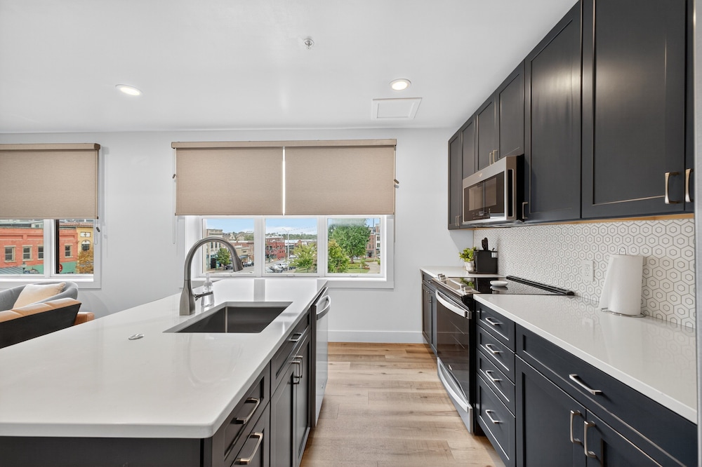 Stylish Downtown Unit With Historic Charm 2 Bedroom Apts