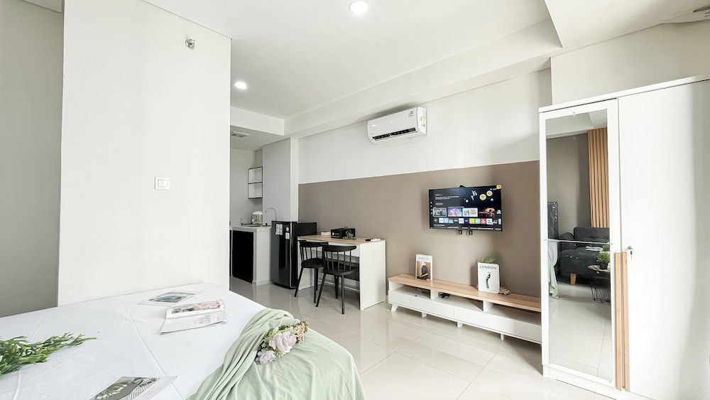 Studio Near Kalideres Station At Daan Mogot City Apartment