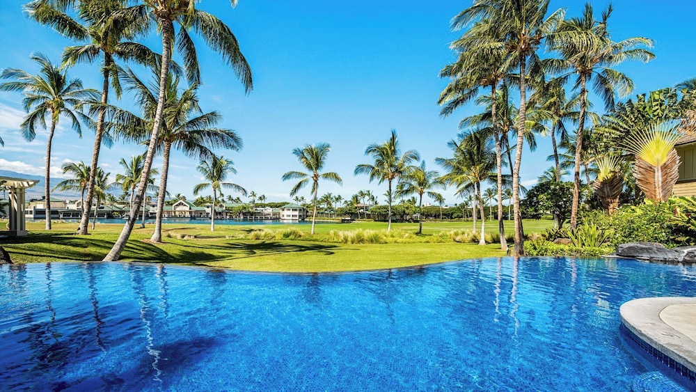 Top-floor Condo w/ Golf and Mountain Views - Pool, Gym, Wifi - Vrkcv