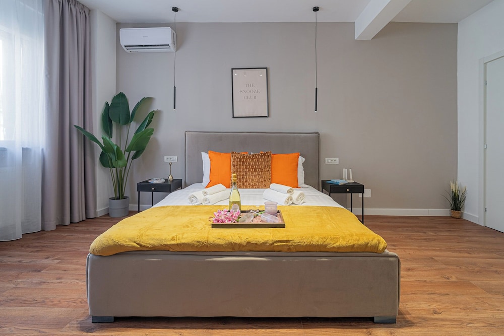 Playful & Trendy 2BR on Regina Elisabeta, Steps to Cismigiu Gardens | Bathtub & Boulevard Views