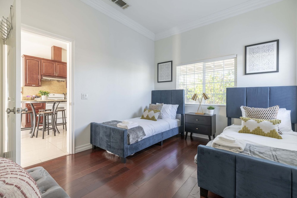 Elegant Retreat Modern Comforts Prime Location