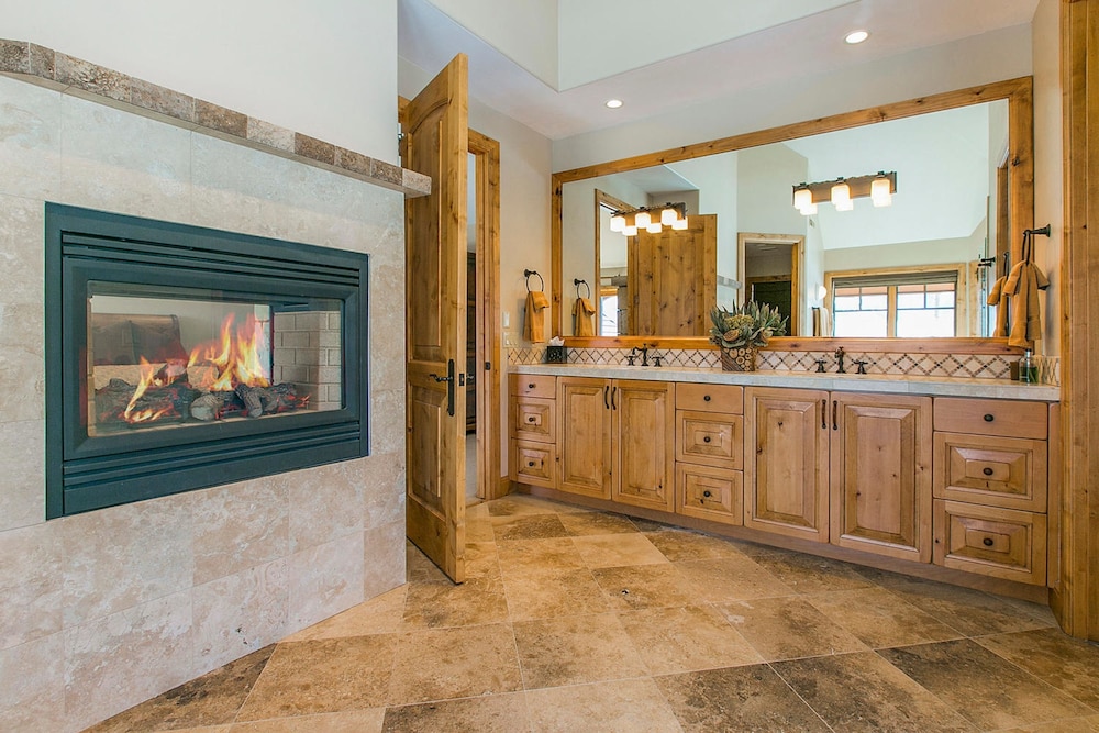 Telemark Luxury Retreat by Avantstay Stunning Views w Hot Tub Theatre Room and Pool Table