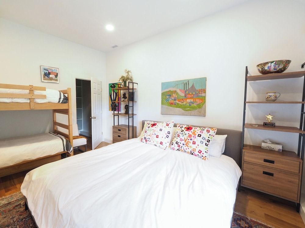 Charming 6 Bdrm Countryside Stay