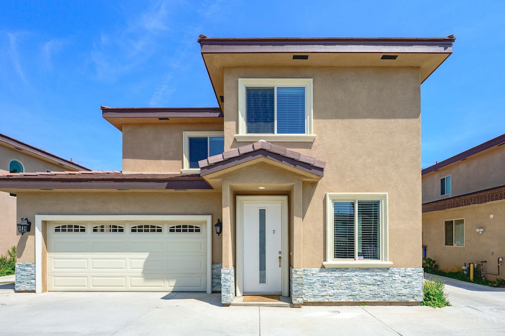 Modern Spacious Home Bright Family Group Friendly