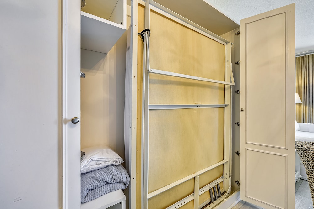 Twin Palms by Book That Condo